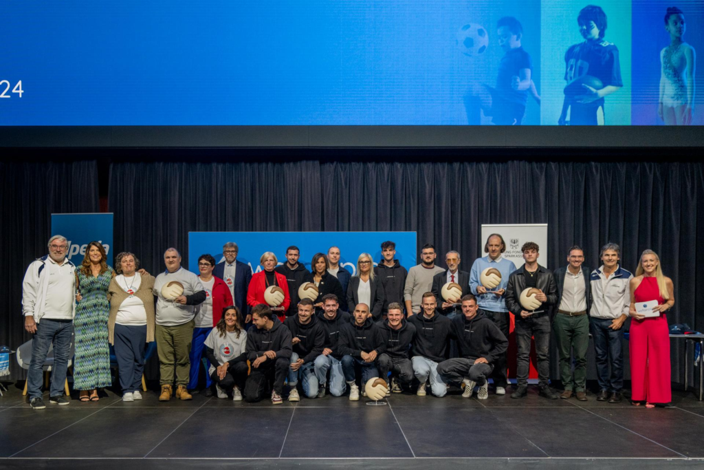 DALLA SQUADRA ALTOATESINA CHE AIUTA L’AMICO COLPITO DALL’ALLUVIONE IN EMILIA-ROMAGNA, ALLA SCHERMITRICE CHE RINUNCIA ALLA VITTORIA PREMIATI A BOLZANO I CAMPIONI DEL FAIR PLAYDALLA SQUADRA ALTOATESINA CHE AIUTA L’AMICO